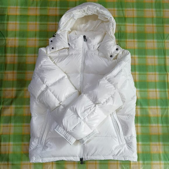 Lightweight Short Simple Moncler Down Jacket - Picture 10 of 10